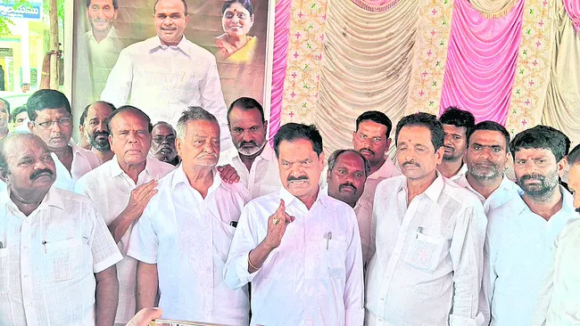 ప్రశ్నిస్తే కేసులా?