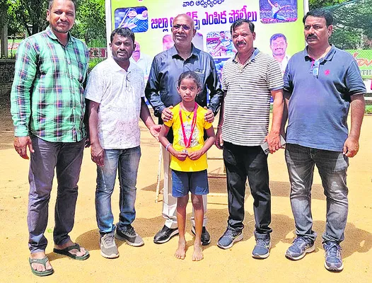 అథ్లెటిక్స్లో విద్యార్థినికి 6 గోల్డ్ మెడల్స్