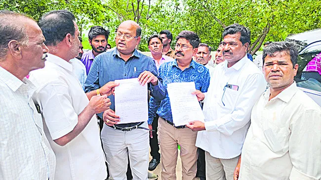 రైతులకు పట్టాలివ్వండి