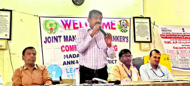 పారదర్శకంగా డ్వాక్రా రుణాల పంపిణీ