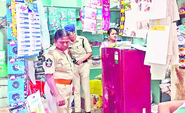 ఖైనీ, గుట్కా అమ్మకాలపై పోలీసుల దాడులు