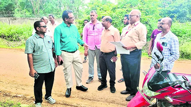 ఏపీఐఐసీ భూములు పరిశీలించిన బీడీఎల్‌ ప్రతినిధులు 