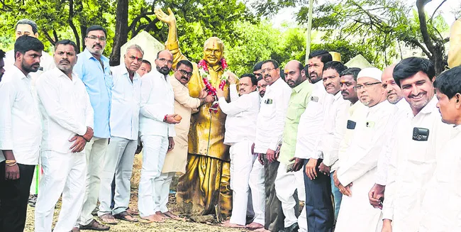ప్రజల హృదయాల్లో సజీవం