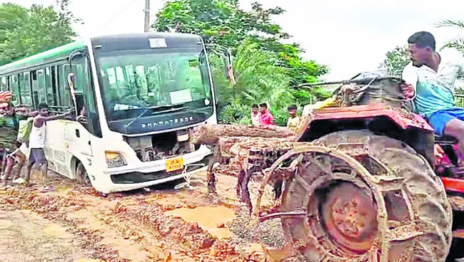 బురదలో దిగబడిన బస్సు
