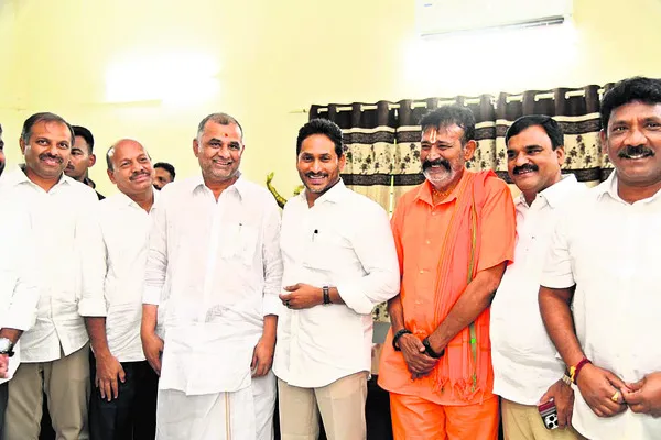 వైఎస్ జగన్తో జిల్లా నేతలు