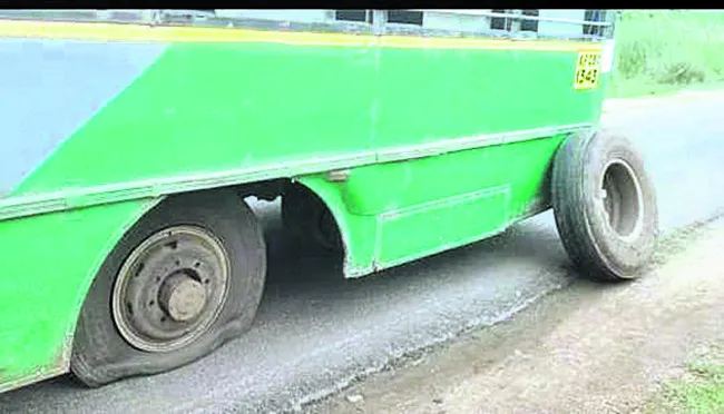 ఆర్టీసీ బస్సుకు త్రుటిలో తప్పిన ప్రమాదం