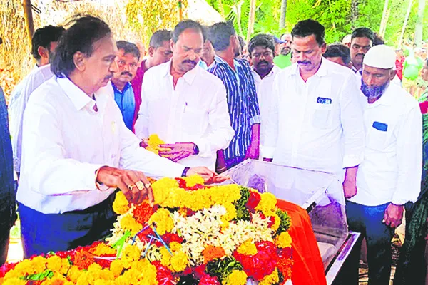 ఆర్మీజవాన్ పార్థివదేహానికి నివాళులర్పించిన డాక్టర్ గణ