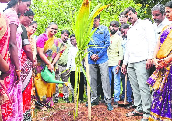 ఇందిరమ్మ ఇళ్లను వేగిరం చేయండి
