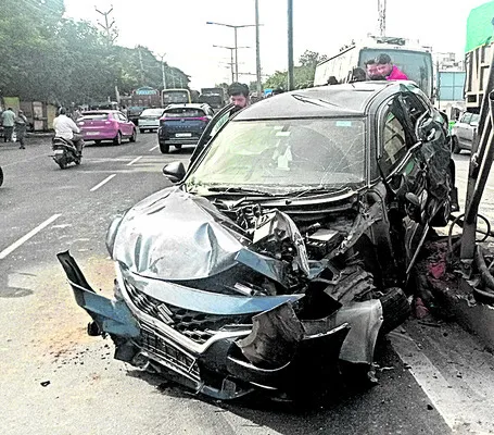 లారీని ఢీకొట్టి నుజ్జునుజ్జయిన కారు 
