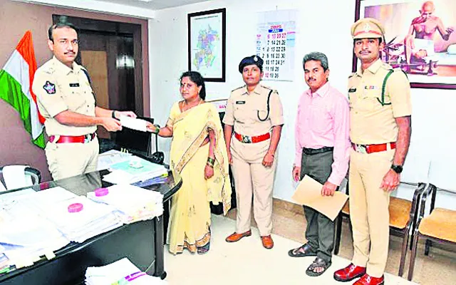 హోంగార్డు కుటుంబానికి పోలీస్ శాఖ ‘చేయూత’
