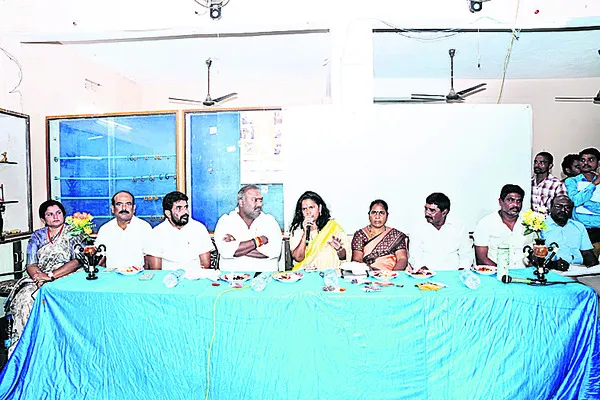కలెక్టర్కు హస్త కళాకారులసమస్యల ఏకరువు