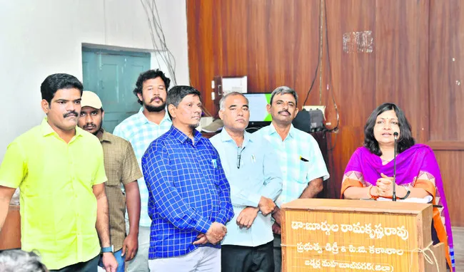 మహిళలు స్వయం సమృద్ధి సాధించాలి