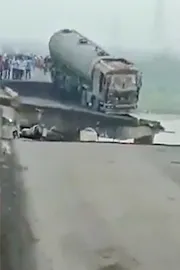 Gujarat Vadodara Gambhira Bridge Collapsed, Video Viral4
