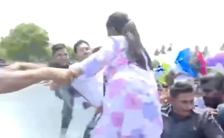 Kid Shailusha happy On Meets YS jagan1