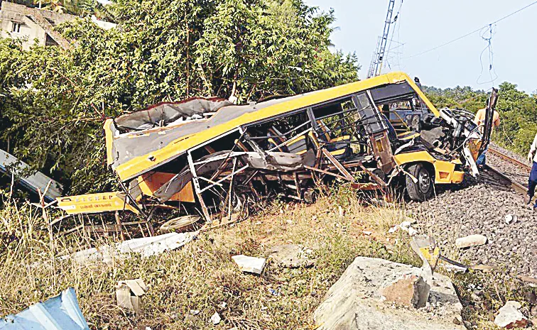 స్కూల్‌ వ్యాన్‌ను ఢీకొట్టిన రైలు