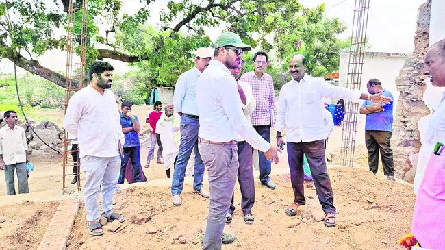 ఇందిరమ్మ ఇళ్ల పనుల్లో వేగం పెంచండి