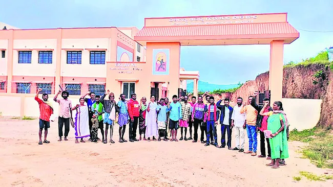 నష్టపరిహారం, ఉద్యోగం ఇవ్వాలి 