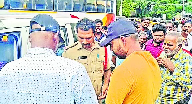 నకిలీ ఏటీఎం కార్డులిచ్చి.. 