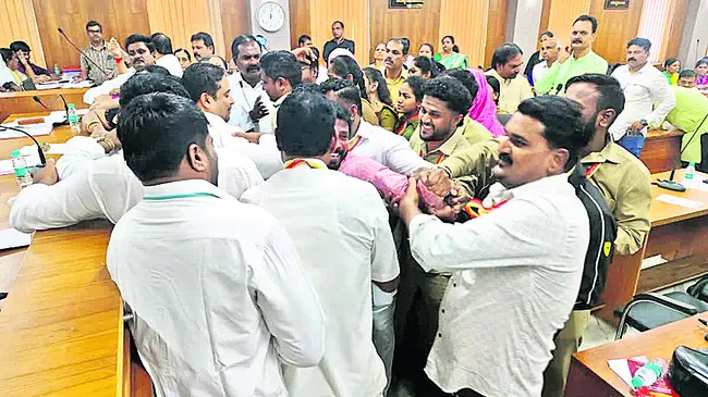 పాలికె భేటీలో తోపులాట