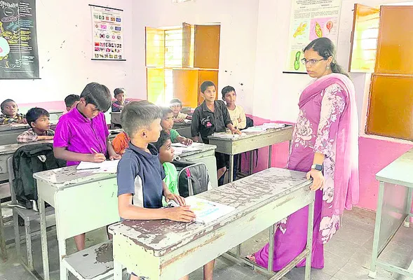 హాస్టల్లో విద్యార్థులను కొట్టిన సీఆర్టీ
