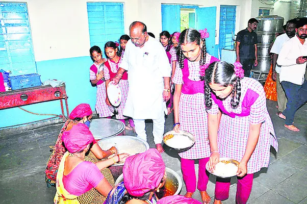 ఏకాగ్రతతో చదివి ఉత్తమ ఫలితాలు సాధించాలి