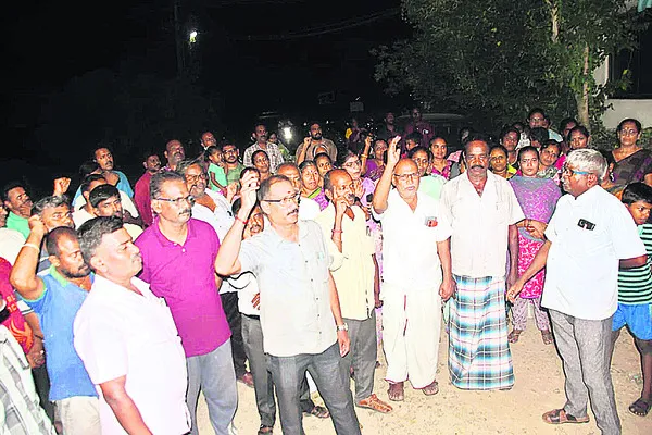 మౌలిక సదుపాయాలు కల్పించాలని ఆందోళన 