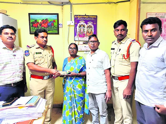 యువకుడి వైద్యానికి రూ.1.52లక్షల విరాళం