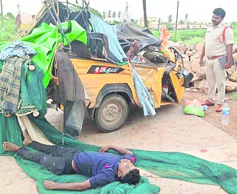 ఆటో, వ్యాన్ ఢీకొని కూలీ మృతి