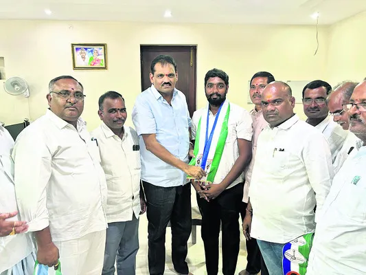 వైఎస్సార్సీపీలోకి జనసేన నాయకుడు