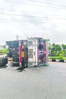 యూ టర్న్ తీసుకుంటుండగా..