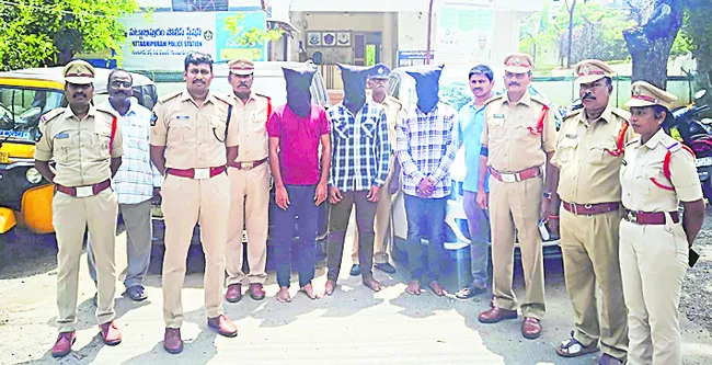 అంతర్ జిల్లాల దొంగలు అరెస్ట్