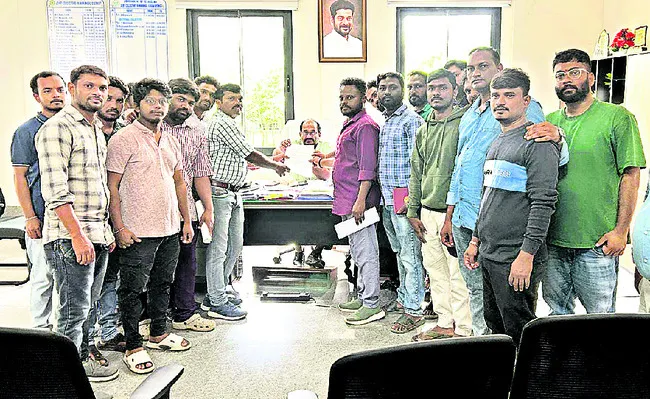 ట్రైనీ సర్వేయర్లకు న్యాయం చేయాలి
