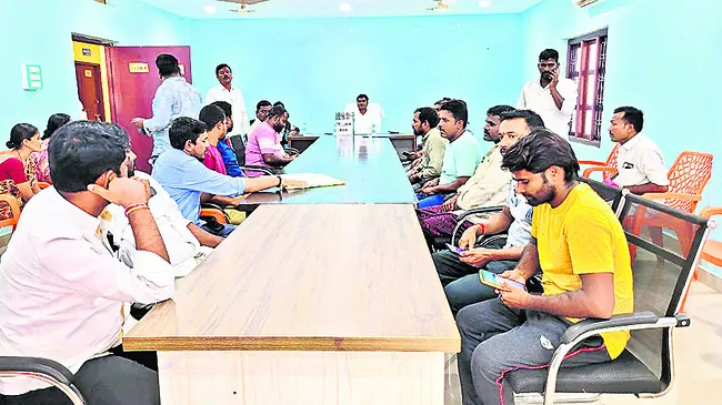 షాపుల నిర్వహణకు వేలం