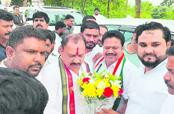 ‘జనహిత’లో నేతల సందడి