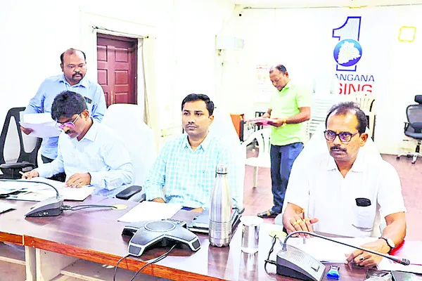 పట్టాదారుల వివరాలు పరిశీలించాలి