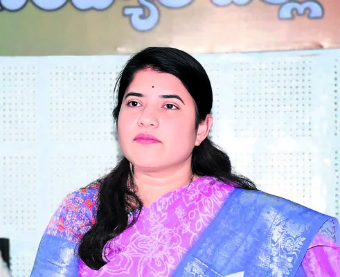 మూడు మండలాల్లో అడుగంటిన భూగర్భ జలాలు