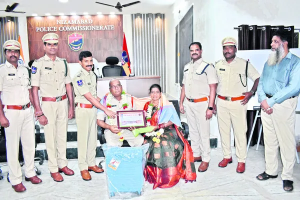 ఉద్యోగులకు పదవీ విరమణ తప్పనిసరి