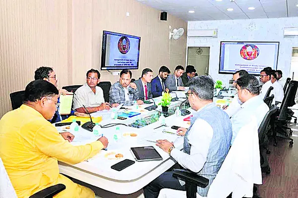 పాత దేవాలయాలపై దృష్టి: న్యాయ శాఖ మంత్రి