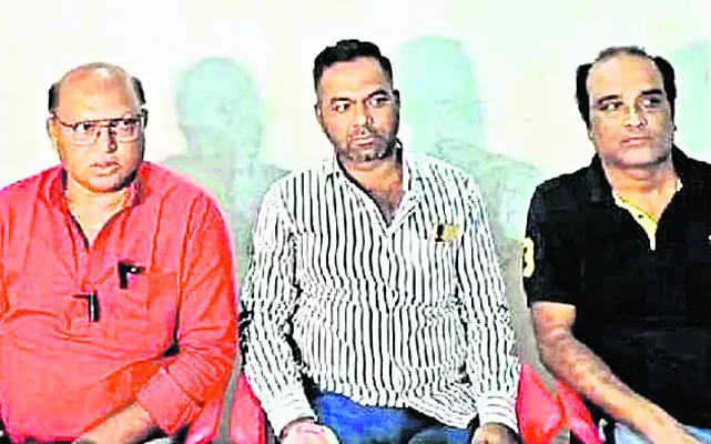 ప్రైవేట్ బస్సు టికెట్ కౌంటర్ ఏర్పాటుపై వివాదం