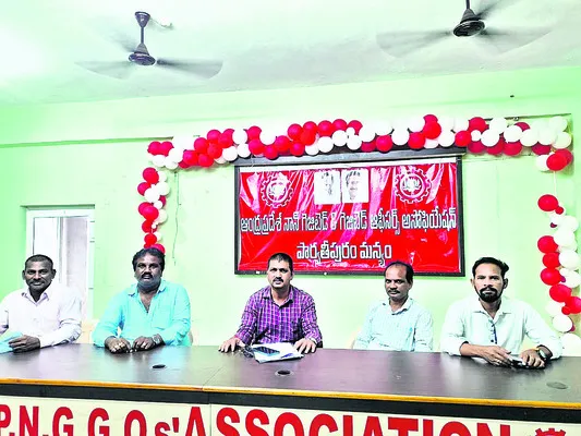 బోధనేతర పనుల నుంచి ఉపాధ్యాయులను తప్పించండి