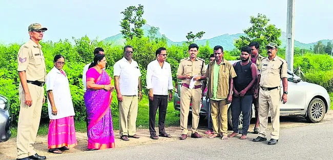 రహదారి భద్రత నియమాలు పాటించాలి