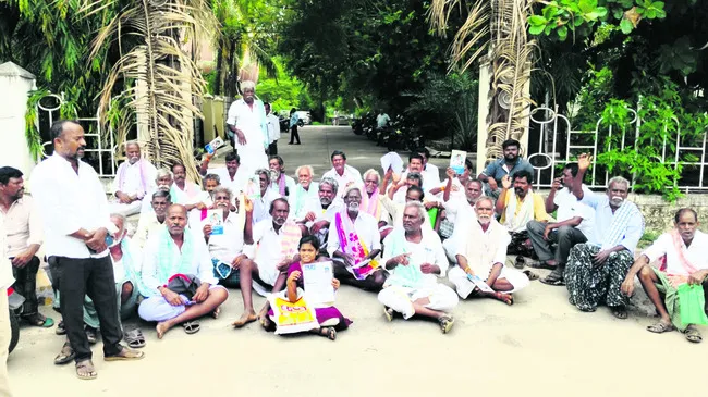 పింఛన్దారులకు ప్రతినెలా గండం