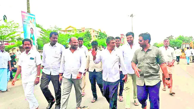 ప్రజాభిమానం ఓర్వలేక ఆంక్షలు