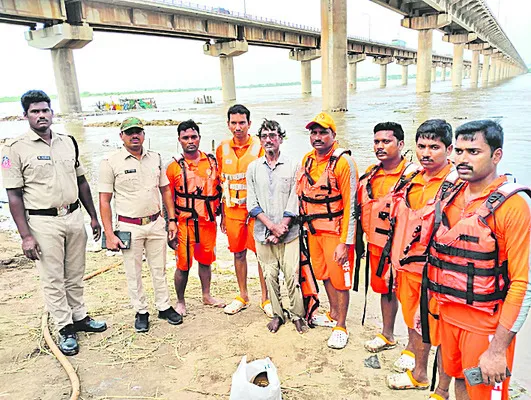 నదిలో చిక్కుకున్న వ్యక్తిని ఒడ్డుకు చేర్చిన ఎస్డీఆర్ఎ