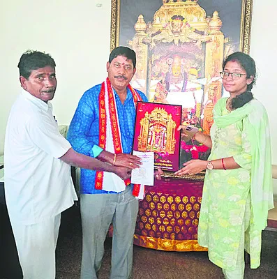 దుర్గమ్మకు కానుకగా బంగారపు సూత్రాలు