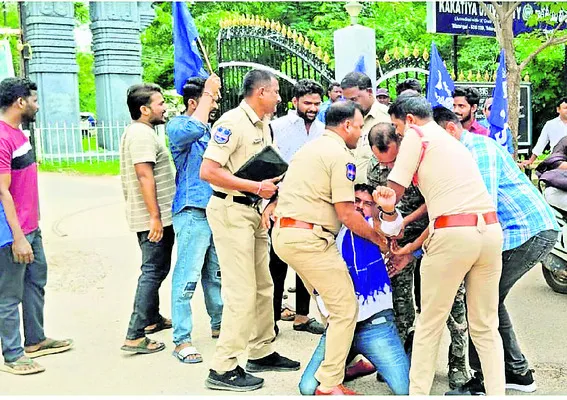 సీఎం దిష్టిబొమ్మ దహనానికి యత్నం