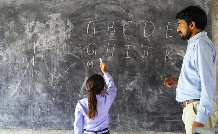 Govt School Teacher Struggle to Spell Eleven Video Viral