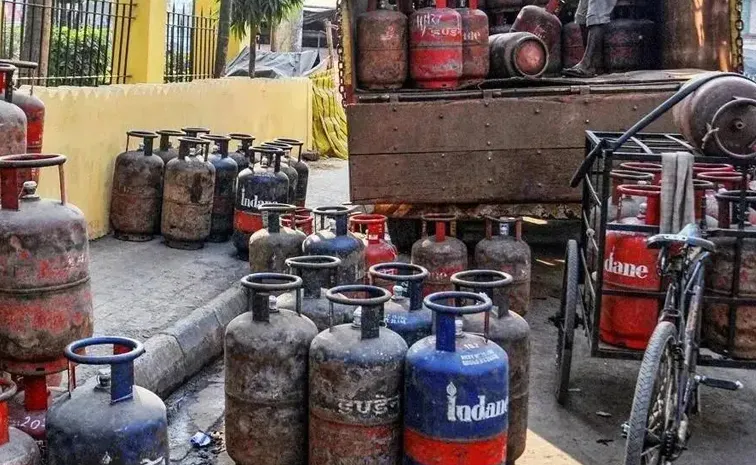 Prices of commercial LPG gas cylinders reduced by Rs 33.50