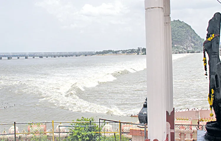కడలి వైపు కృష్ణమ్మ పరుగులు