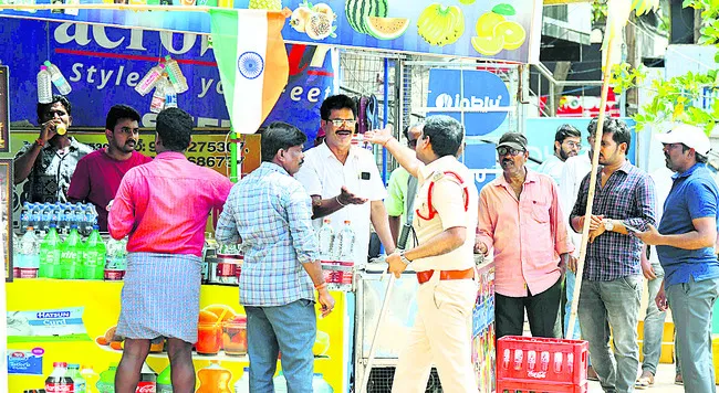 ఖాకీల ఓవరాక్షన్‌.. ప్రజల అవస్థ 
